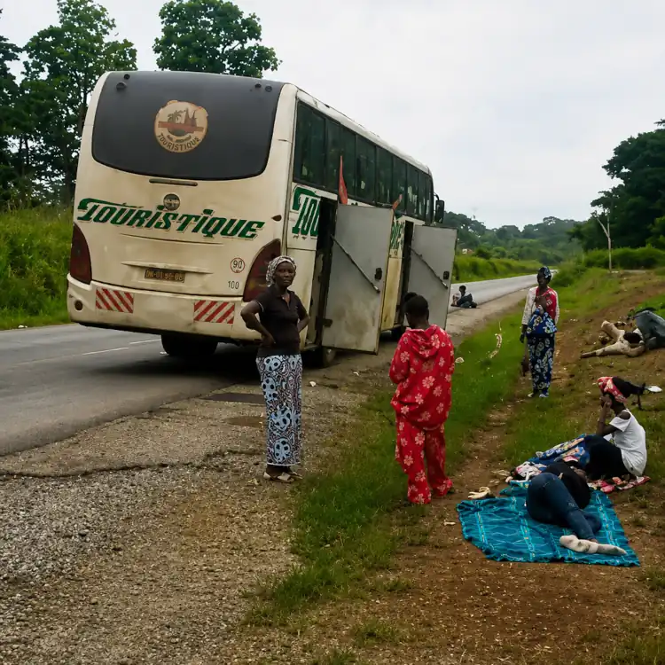 Yaoundé-Bertoua : un bus bloqué, des familles livrées à elles-mêmes