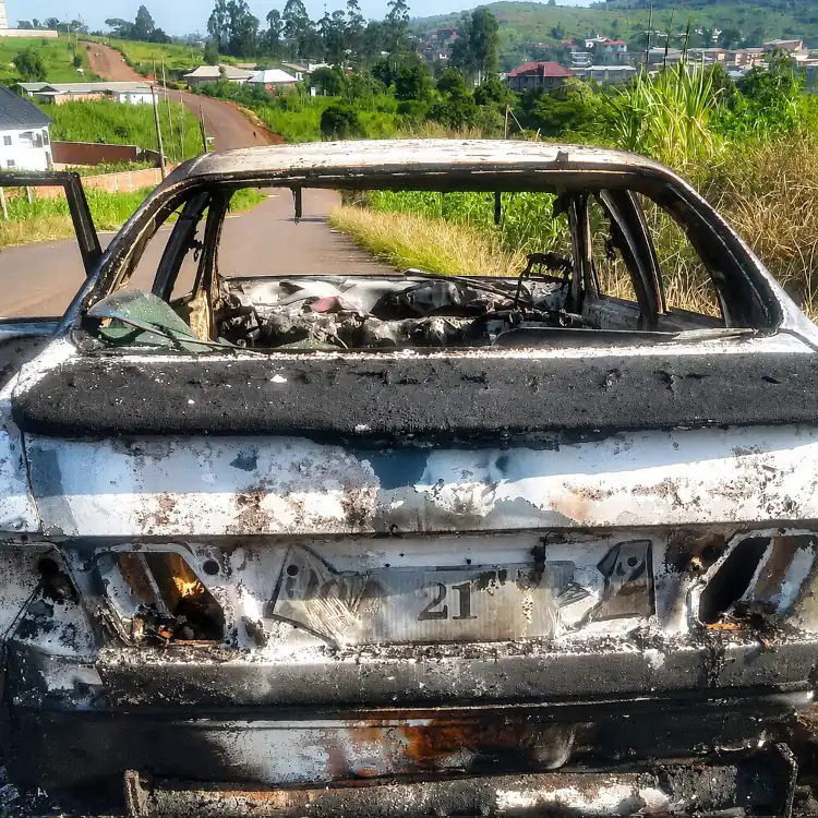 Une Toyota Carina E brûlée, un corps à l'intérieur : Bamenda sous le choc