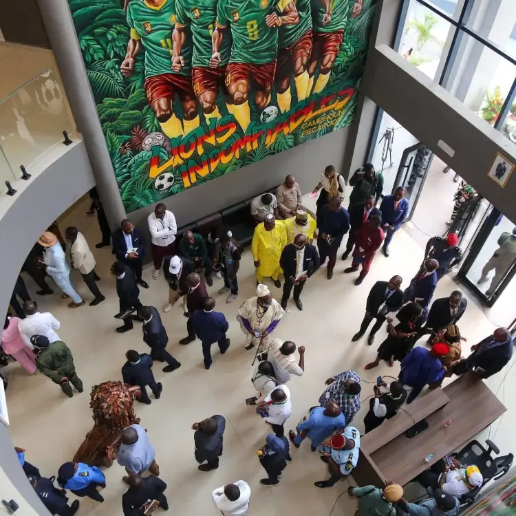 FECAFOOT : nouveau siège inauguré, Lions Indomptables absents du Mondial - le paradoxe camerounais
