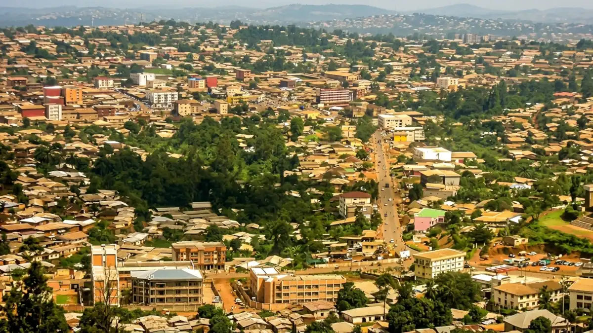 Chantier de modernisation d'une route au Cameroun