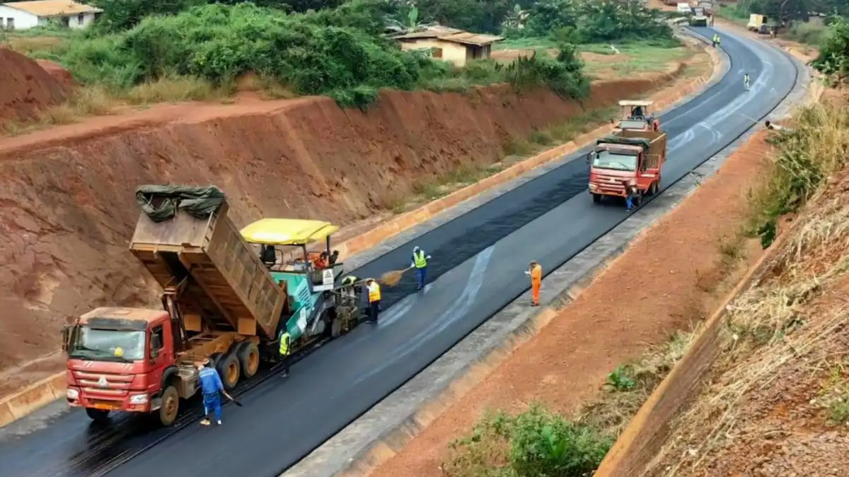 Chantier de modernisation d'une route au Cameroun