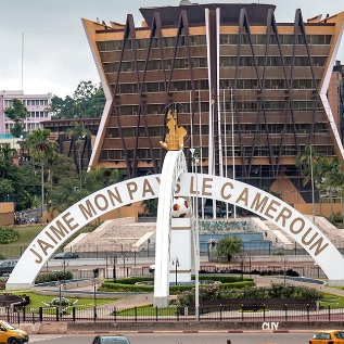 Chantier de modernisation d'une route au Cameroun