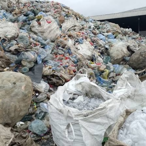 ECOGREEN contre la pollution de l’environnement par la transformation des déchets plastique.