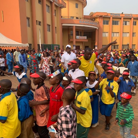 CAMEROUN :: 11 février 2025 : le maire Eric Niat et les jeunes fêtent à Bangangté :: CAMEROON 11 février 2025 : le maire Eric Niat et les jeunes fêtent à Bangangté
