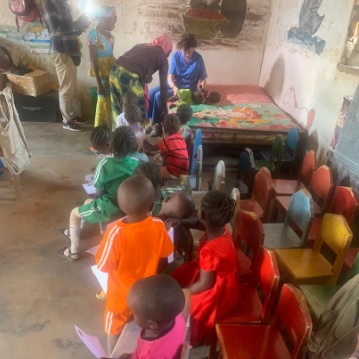 CAMEROUN :: Village Maka 2 : plus de 300 élèves consultés par deux pédiatres espagnoles :: CAMEROON Village Maka 2 : plus de 300 élèves consultés par deux pédiatres espagnoles