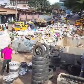 Yaoundé 6 : Le Pont - Vallée Tam-tam paralysé par une montagne d'ordures ( texte et vidéo)