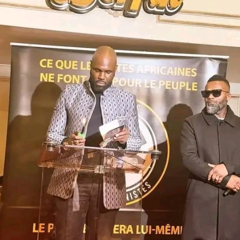 FRANCE :: L' activiste Franco- Béninois Kemi SEBA brûle son passeport français. L' activiste Franco- Béninois Kemi SEBA brûle son passeport français.