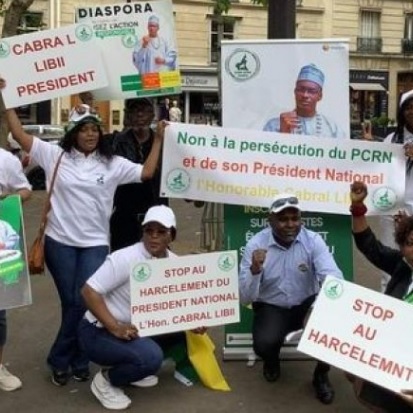 Le PCRN manifeste devant l’ambassade du Cameroun en France