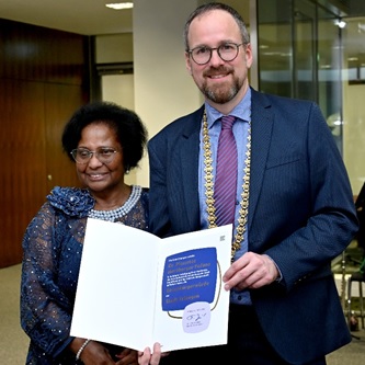 Dr. Pierrette Herzberger-Fofana élevée au rang de citoyenne d’honneur