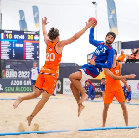 Pourquoi le beach-volley s’est imposé non comme une version allégée, mais comme un sport à part