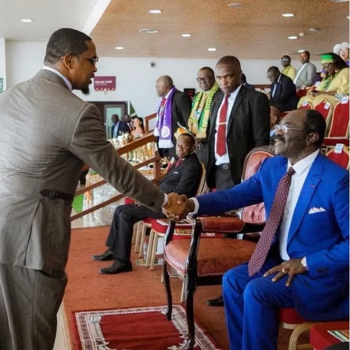 COUPE DU CAMEROUN : LA LECTURE DE CETTE POIGNEE DE MAIN EN POSITION ASSISE