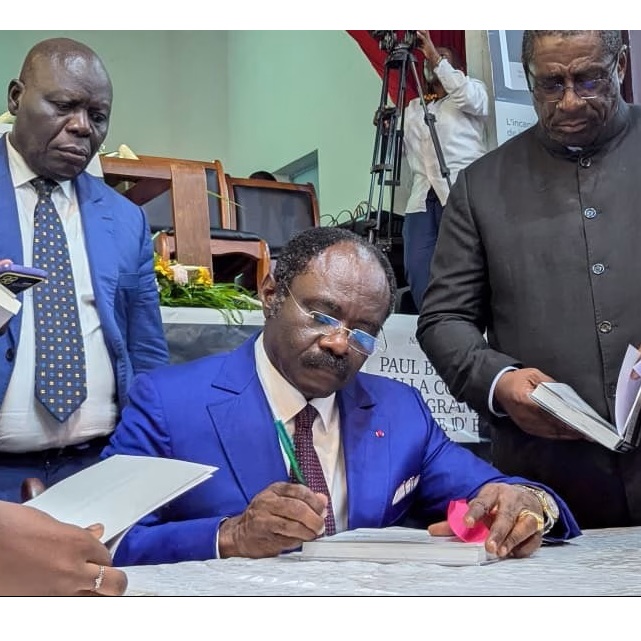 LITTERATURE POLITIQUE :Pr MOUELLE KOMBI SOUS LES PROJECTEURS AVEC UN LIVRE EN HOMMAGE A PAUL BIYA