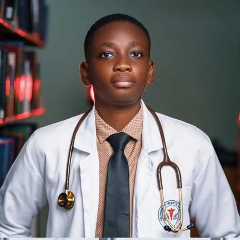 MEDECINE : UN JEUNE GHANEEN DEVIENT DOCTEUR A 22 ANS