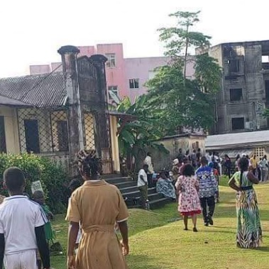 CAMEROUN :: DRAME À L'ÉCOLE D'APPLICATION DE KRIBI CENTRE: UNE ENSEIGNANTE MEURT DANS SA SALLE DE CLASSE :: CAMEROON DRAME À L'ÉCOLE D'APPLICATION DE KRIBI CENTRE: UNE ENSEIGNANTE MEURT DANS SA SALLE DE CLASSE