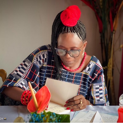 Dédicace : Obinong Gertrude redonne voix aux invisibles dans La Dame du quatrième étage