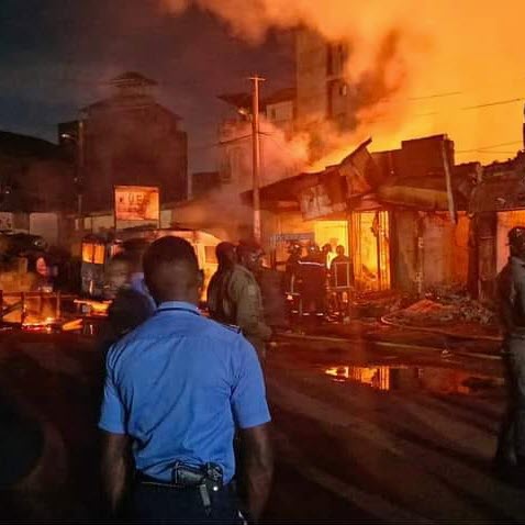 :: Incendie dévastateur au Camp Yabassi : 15 boutiques ravagées après un retour d'électricité brutal Incendie dévastateur au Camp Yabassi : 15 boutiques ravagées après un retour d'électricité brutal